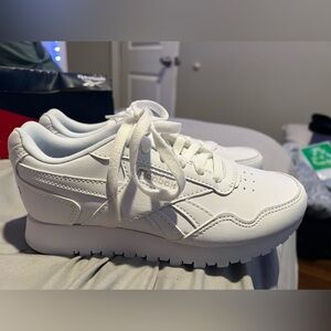 Brand new never worn white Reebok tennis shoes
